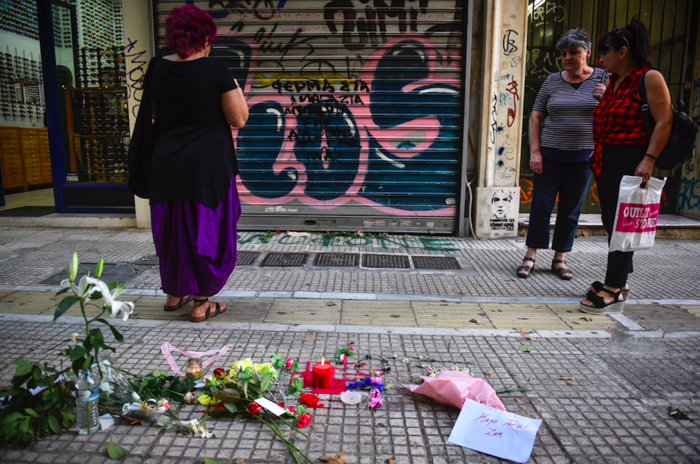 Συνθήματα και λουλούδια έξω από το κοσμηματοπωλείο στην Ομόνοια