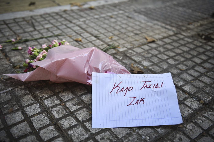 Συνθήματα και λουλούδια έξω από το κοσμηματοπωλείο στην Ομόνοια - εικόνα 6
