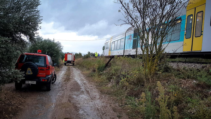 Σύγκρουση τρένου με ΙΧ στη Φθιώτιδα, 1 νεκρή - δύο τραυματίες - εικόνα 7