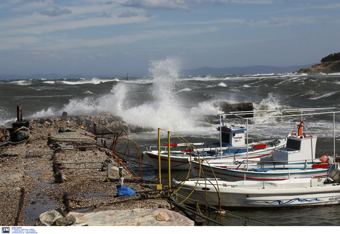 Ζημιές στη Λέσβο από την κακοκαιρία, βούλιαξαν βάρκες