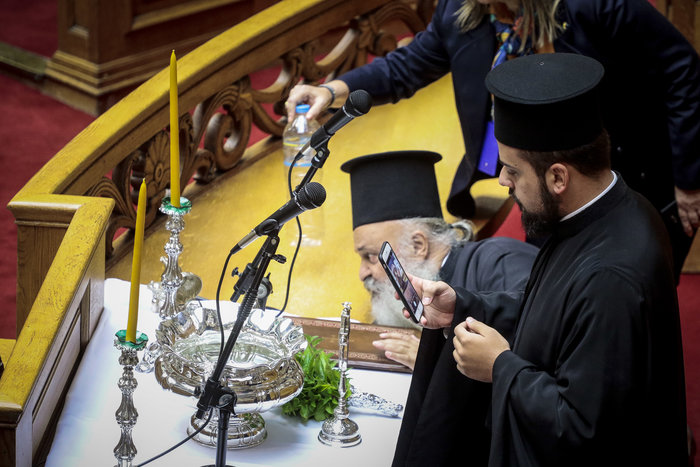 Αγιασμός στη Βουλή με χειραψία Τσίπρα - Μητσοτάκη
