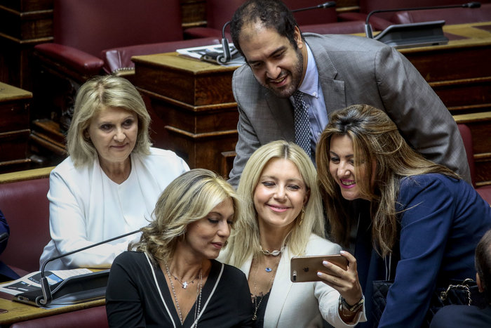 Αγιασμός στη Βουλή με χειραψία Τσίπρα - Μητσοτάκη - εικόνα 5