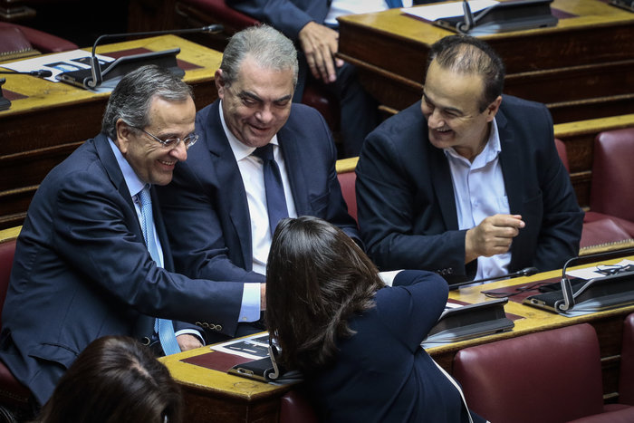 Αγιασμός στη Βουλή με χειραψία Τσίπρα - Μητσοτάκη - εικόνα 7