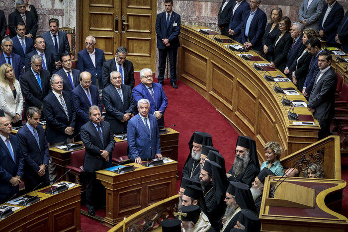 Αγιασμός στη Βουλή με χειραψία Τσίπρα - Μητσοτάκη - εικόνα 8