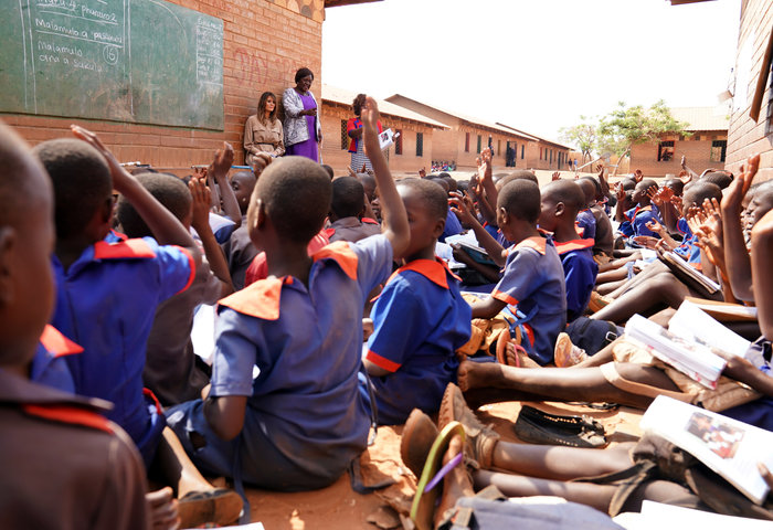 Διαδηλωτές στη Μελάνια: «Καλώς ήρθες στο Μαλάουι. Δεν είναι βόθρος!» - εικόνα 4