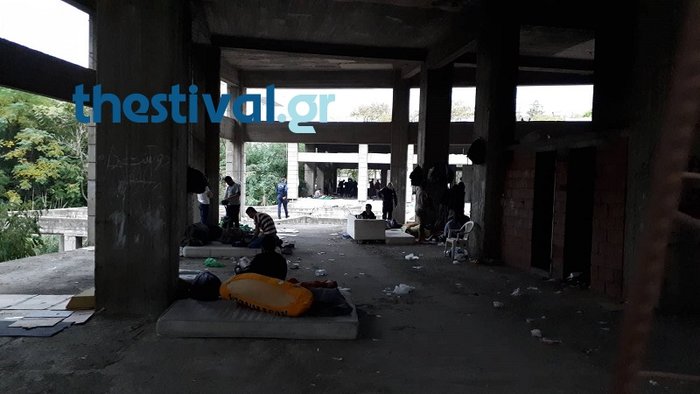 Θεσσαλονίκη: Επιχείρηση της αστυνομίας σε κτίριο με μετανάστες [Βίντεο] - εικόνα 2