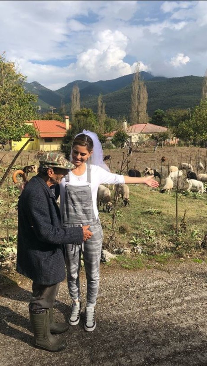 Πανευτυχής η Μενούνος: Φόρεσε πέπλο & έκανε τον γύρο του χωριού [Εικόνες]