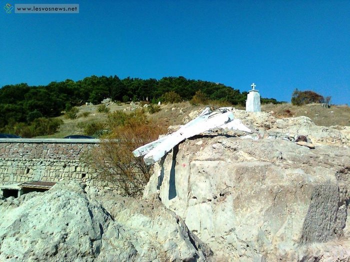Κατέστρεψαν τον μεγάλο σταυρό στην ακτή Απελή που πηγαίνουν πρόσφυγες ΦΩΤΟ
