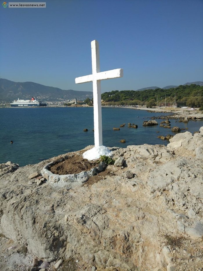 Κατέστρεψαν τον μεγάλο σταυρό στην ακτή Απελή που πηγαίνουν πρόσφυγες ΦΩΤΟ - εικόνα 3