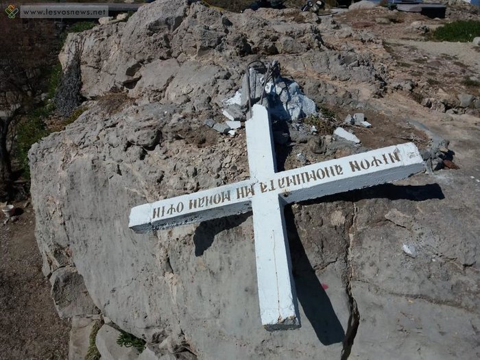 Κατέστρεψαν τον μεγάλο σταυρό στην ακτή Απελή που πηγαίνουν πρόσφυγες ΦΩΤΟ - εικόνα 4