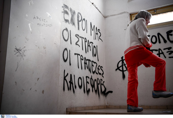 Εισβολή αντιεξουσιαστών στην ΔΟΥ Βύρωνα