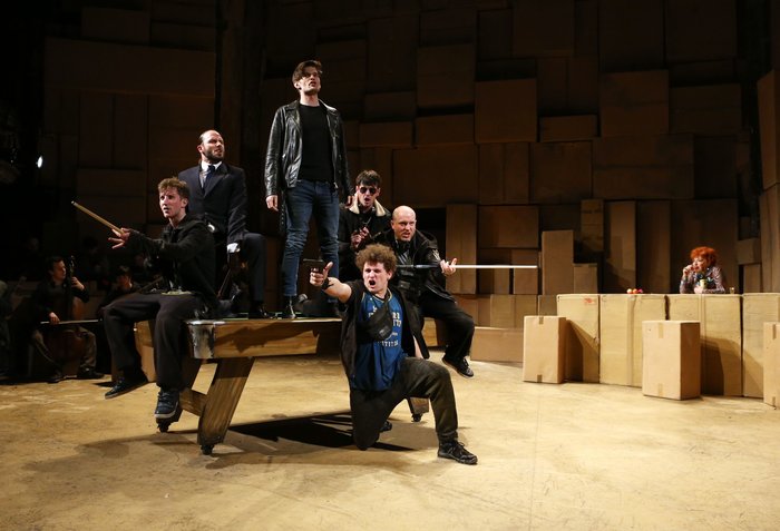 Η Όπερα του ζητιάνου με νύξεις για Brexit αλλά και selfies στο Μέγαρο