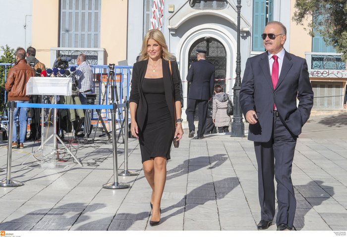 Έλενα Ράπτη: Κομψή με total black look στην παρέλαση της 28ης Οκτωβρίου - εικόνα 3