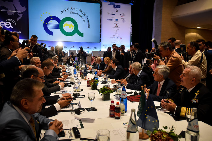 Τσίπρας στην Ευρωαραβική Σύνοδο: Αφήνουμε πίσω μας τα υφεσιακά προγράμματα