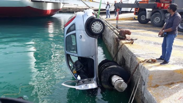 Aυτοκίνητο έπεσε στη θάλασσα στο Λιμάνι της Σούδας