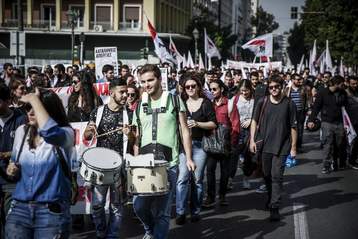 Πορεία φοιτητών στο Σύνταγμα με τύμπανα και καπνογόνα - εικόνα 6