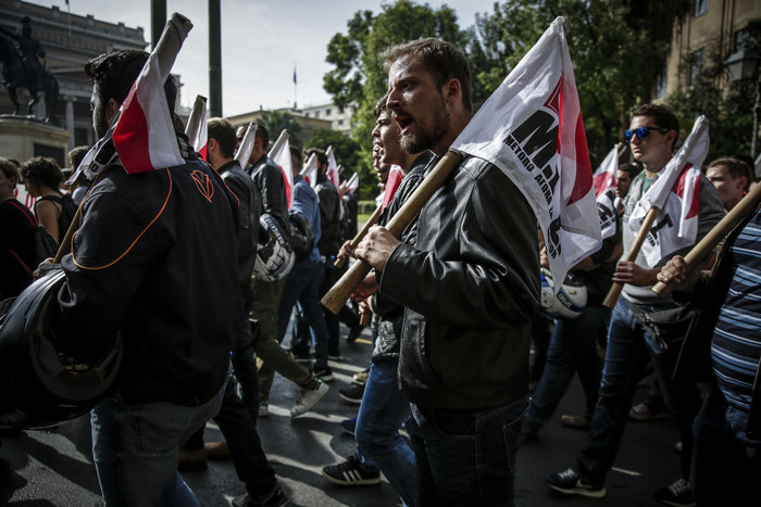 Πορεία φοιτητών στο Σύνταγμα με τύμπανα και καπνογόνα - εικόνα 8