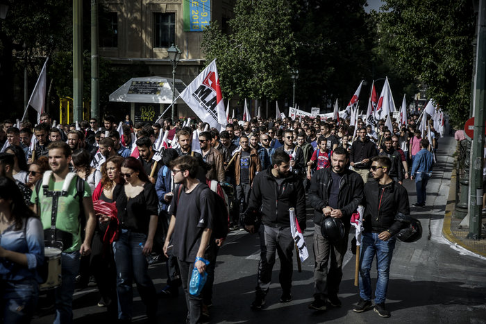 Πορεία φοιτητών στο Σύνταγμα με τύμπανα και καπνογόνα - εικόνα 9
