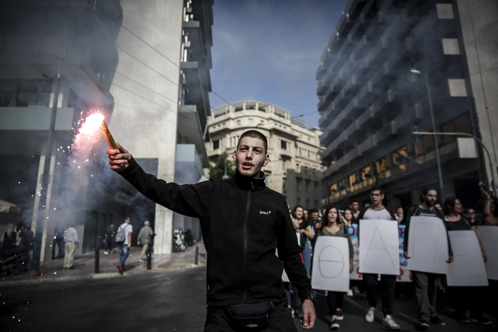 Πορεία φοιτητών στο Σύνταγμα με τύμπανα και καπνογόνα - εικόνα 10