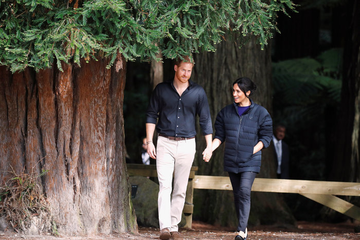 Ξέμεινε από ρούχα η Μέγκαν; Φόρεσε ρούχο του Χάρι και της ήταν τεράστιο!