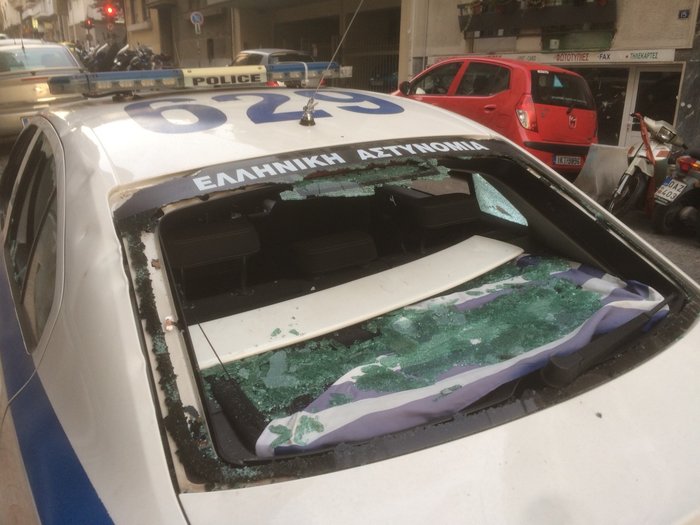 Εσπασαν περιπολικό στο κέντρο της Αθήνας μέρα μεσημέρι - Εικόνες - εικόνα 2