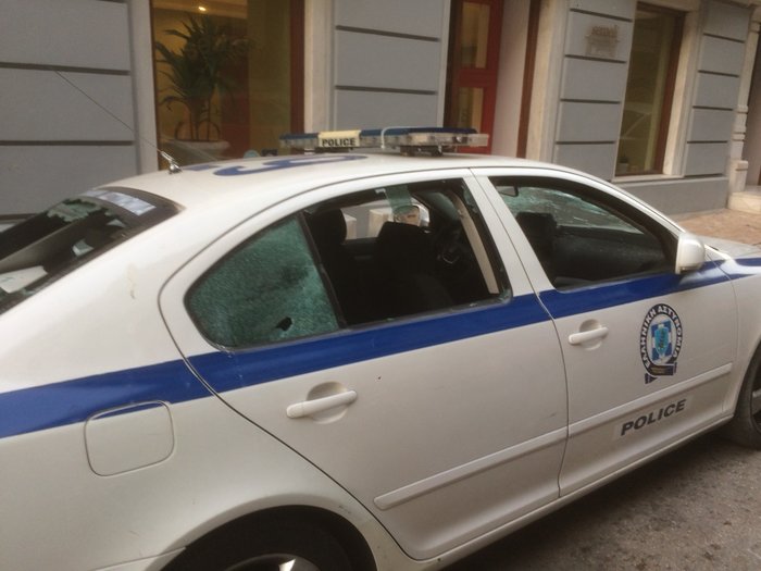 Εσπασαν περιπολικό στο κέντρο της Αθήνας μέρα μεσημέρι - Εικόνες - εικόνα 3