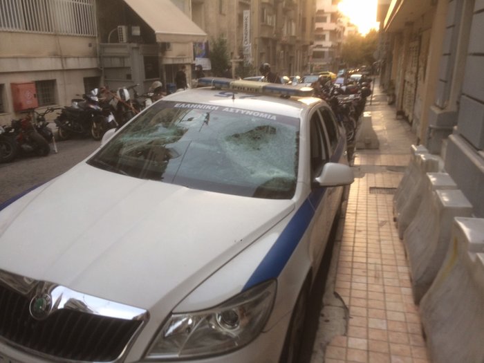 Εσπασαν περιπολικό στο κέντρο της Αθήνας μέρα μεσημέρι - Εικόνες - εικόνα 4