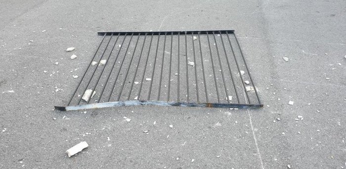 Ανήλικοι πήραν κρυφά αυτοκίνητο και έπεσαν σε δημοτικό σχολείο - εικόνα 2