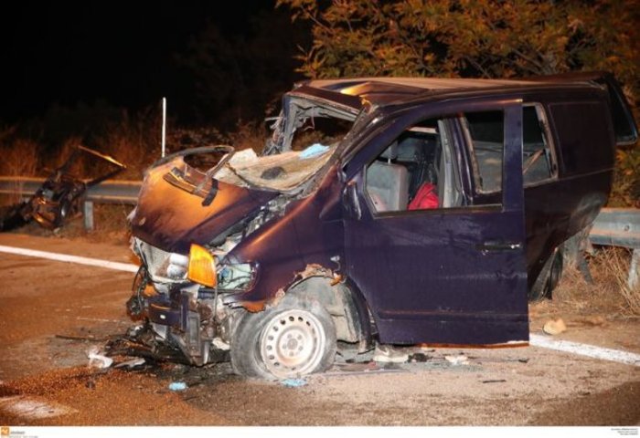 Θεσσαλονίκη:Ένας νεκρός σε μετωπική νταλίκας με βαν που μετέφερε μετανάστες