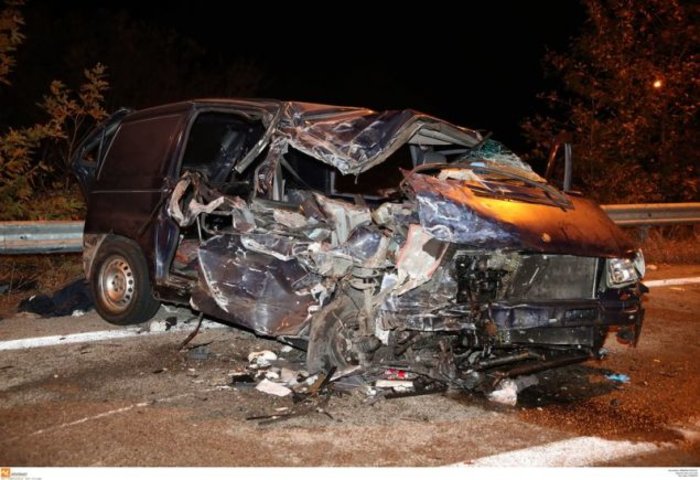 Θεσσαλονίκη:Ένας νεκρός σε μετωπική νταλίκας με βαν που μετέφερε μετανάστες - εικόνα 3