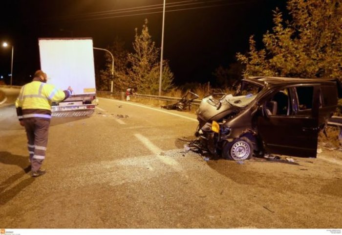 Θεσσαλονίκη:Ένας νεκρός σε μετωπική νταλίκας με βαν που μετέφερε μετανάστες - εικόνα 2