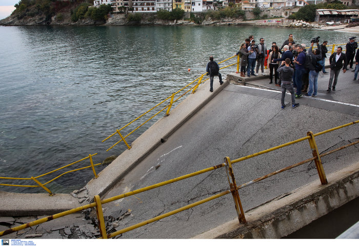 Αυτοψία Νοτοπούλου στη γέφυρα που κατέρρευσε στην Καβάλα