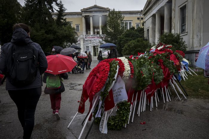 Υπό βροχή έχει ανοίξει τις πύλες του το Πολυτεχνείο - εικόνα 2