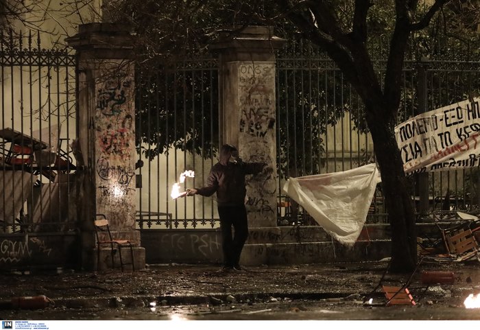 Επέτειος Πολυτεχνείου: Μολότοφ, χημικά και δεκαεννέα συλλήψεις - εικόνα 8