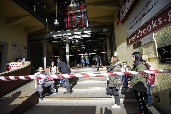 Υπό έλεγχο η πυρκαγιά στις αποθήκες του Jumbo στον Πειραιά - εικόνα 2
