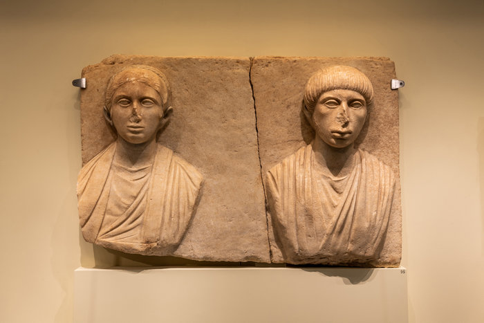 Άπτερα - Μαρμάρινο ταφικό ανάγλυφο - Αρχές 2ου αι. μ.Χ.Φωτο: Γιώργος Αναστασάκης © Μουσείο Κυκλαδικής Τέχνης