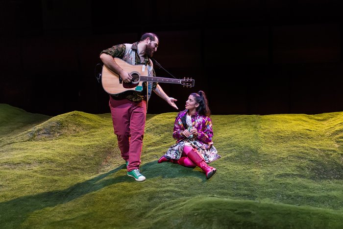 Οι πρώτες φωτογραφίες και το βίντεο του απίθανου μιούζικαλ Once