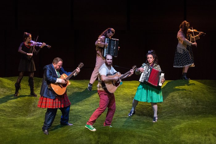 Οι πρώτες φωτογραφίες και το βίντεο του απίθανου μιούζικαλ Once - εικόνα 2