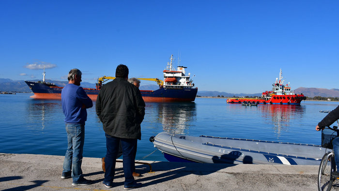 Αποκολλήθηκε το φορτηγό πλοίο που είχε προσαράξει στο Ναύπλιο