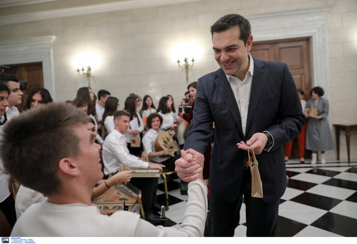 Τσίπρας και Μπαζιάνα άκουσαν τα κάλαντα στο Μαξίμου - εικόνα 2