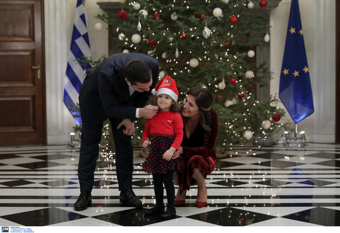 Τσίπρας και Μπαζιάνα άκουσαν τα κάλαντα στο Μαξίμου - εικόνα 6