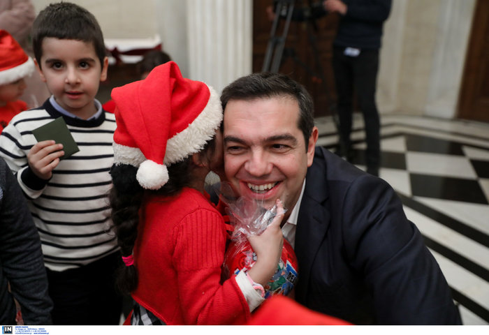 Τσίπρας και Μπαζιάνα άκουσαν τα κάλαντα στο Μαξίμου - εικόνα 8