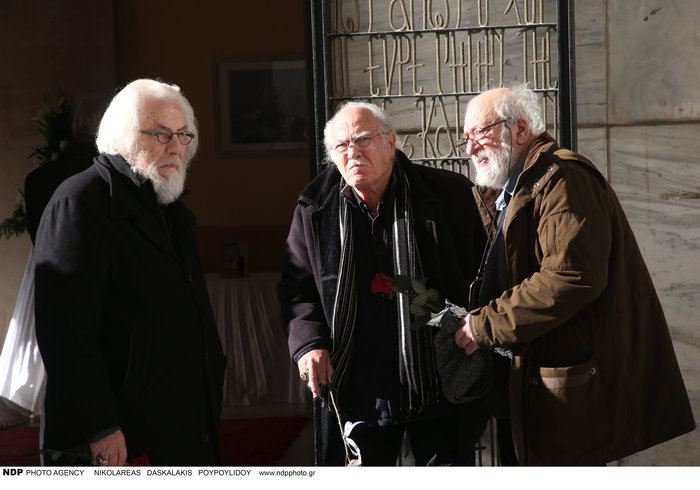 Όλο το ελληνικό θέατρο στην πολιτική κηδεία του Γιώργου Μοσχίδη - εικόνα 2