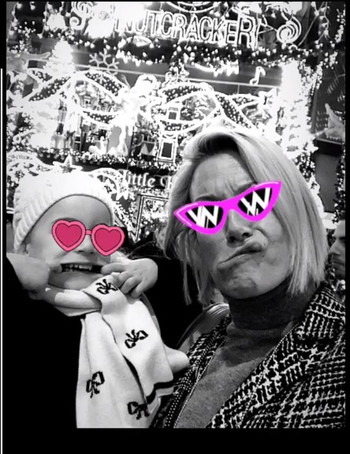 Βίκυ Καγιά: Βόλτα με τη Μπιάνκα στην πιο χριστουγεννιάτικη γωνιά της Αθήνας