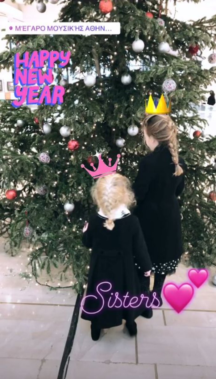Βίκυ Καγιά: Βόλτα με τη Μπιάνκα στην πιο χριστουγεννιάτικη γωνιά της Αθήνας - εικόνα 2