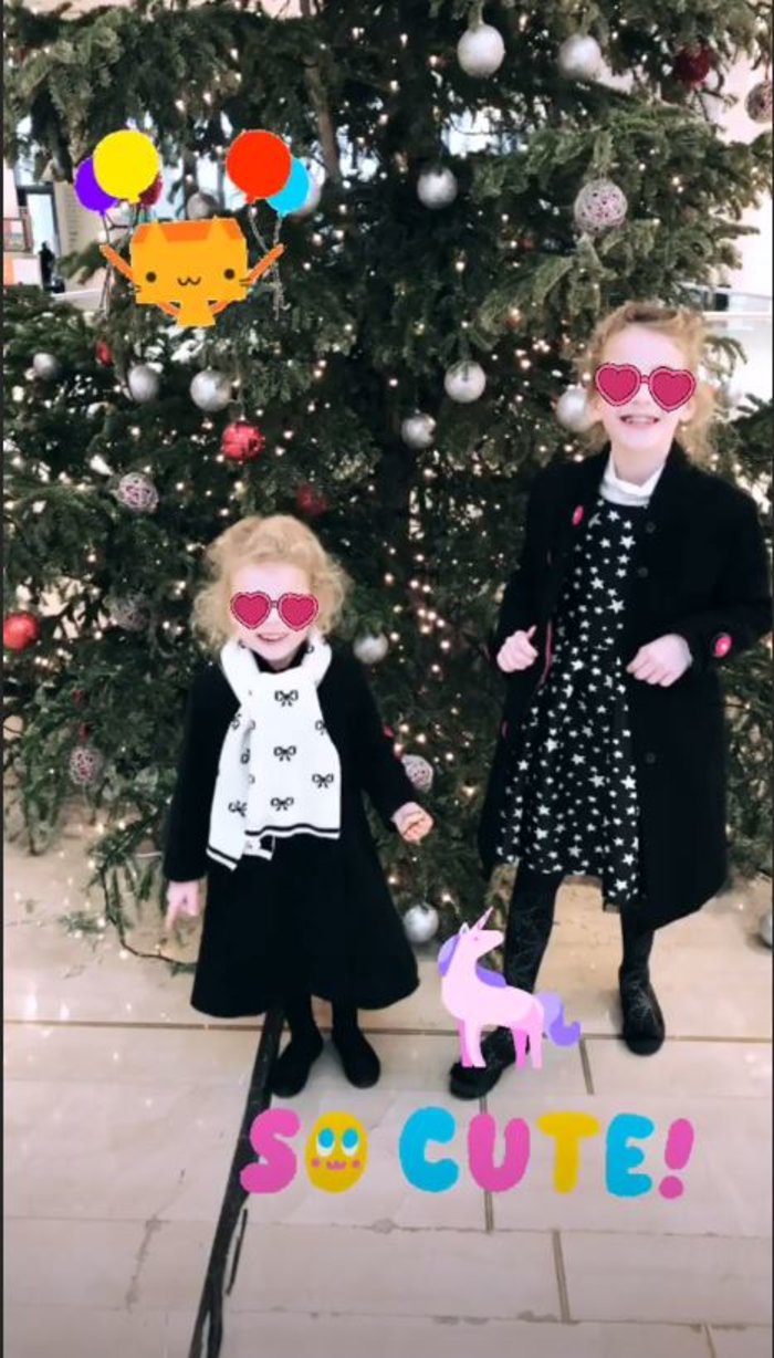 Βίκυ Καγιά: Βόλτα με τη Μπιάνκα στην πιο χριστουγεννιάτικη γωνιά της Αθήνας - εικόνα 3