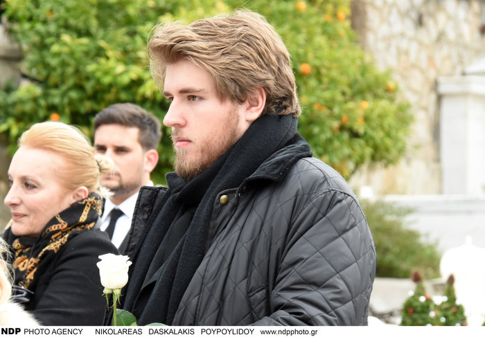 Κηδεία Μαριάννας Τόλη: Τραγική φιγούρα ο 22χρονος γιος της - εικόνα 2