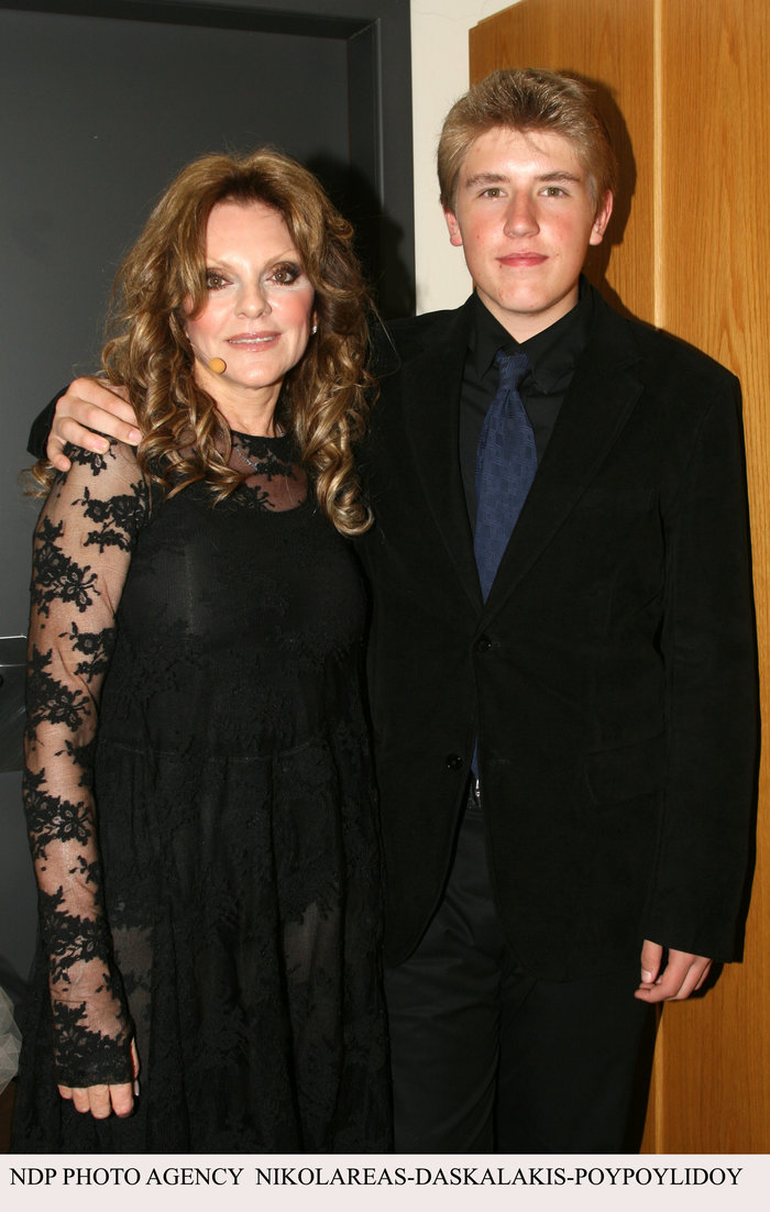 Κηδεία Μαριάννας Τόλη: Τραγική φιγούρα ο 22χρονος γιος της - εικόνα 4