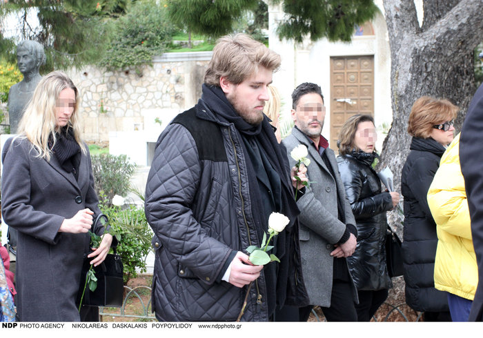 Κηδεία Μαριάννας Τόλη: Τραγική φιγούρα ο 22χρονος γιος της