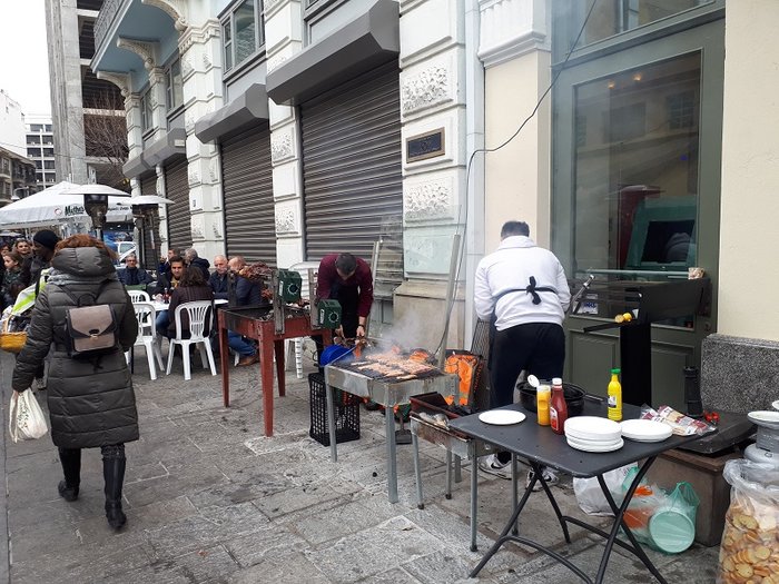 Θεσσαλονίκη: Όλη η πόλη μια ψησταριά παραμονή Πρωτοχρονιάς - εικόνα 4